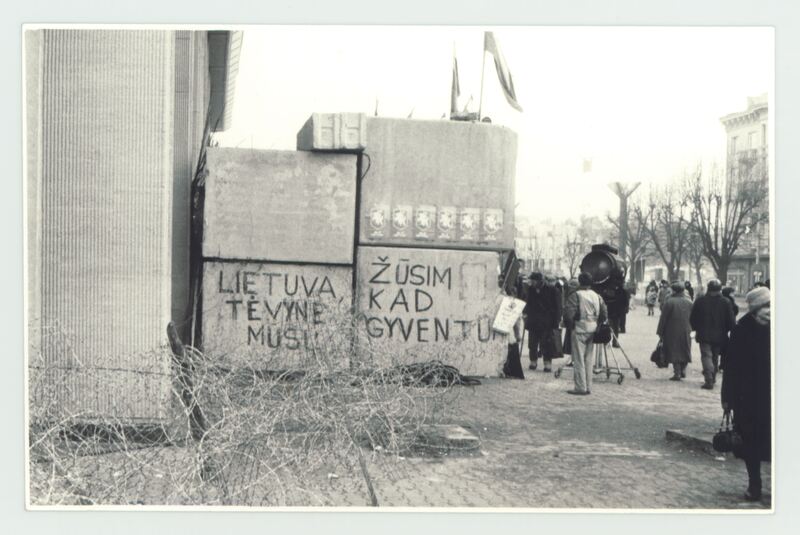 1991 m. sausis prie Lietuvos Respublikos Aukščiausiosios Tarybos rūmų — Kestutis Svėrys. LIMIS. CC BY-NC-ND. https://www.limis.lt/valuables/e/365036708/436612673?searchId=80881722