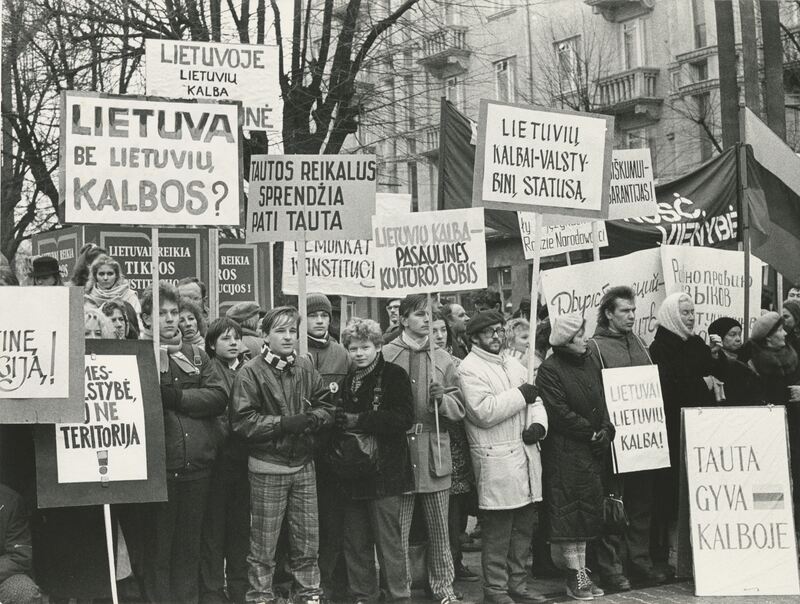 Prie Aukščiausiosios Tarybos rūmų. Iš ciklo „Sąjūdis“ — Marijonas Baranauskas, LIMIS. CC BY-NC-ND. https://www.limis.lt/valuables/e/365036708/418133692?searchId=17031037