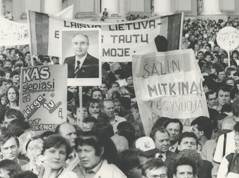 Deputatų palydos į Maskvą. Iš ciklo „Sąjūdis“ — Marijonas Baranauskas, LIMIS. CC BY-NC-ND. https://www.limis.lt/valuables/e/365036708/418151025?searchId=17031037