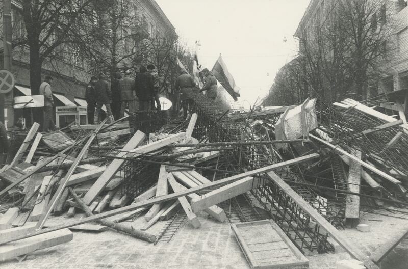 Barikados prie Aukščiausiosios Tarybos rūmų. — Alvydas Lukys. LIMIS. CC BY-NC-ND. https://www.limis.lt/valuables/e/365036708/705017183?searchId=64228251