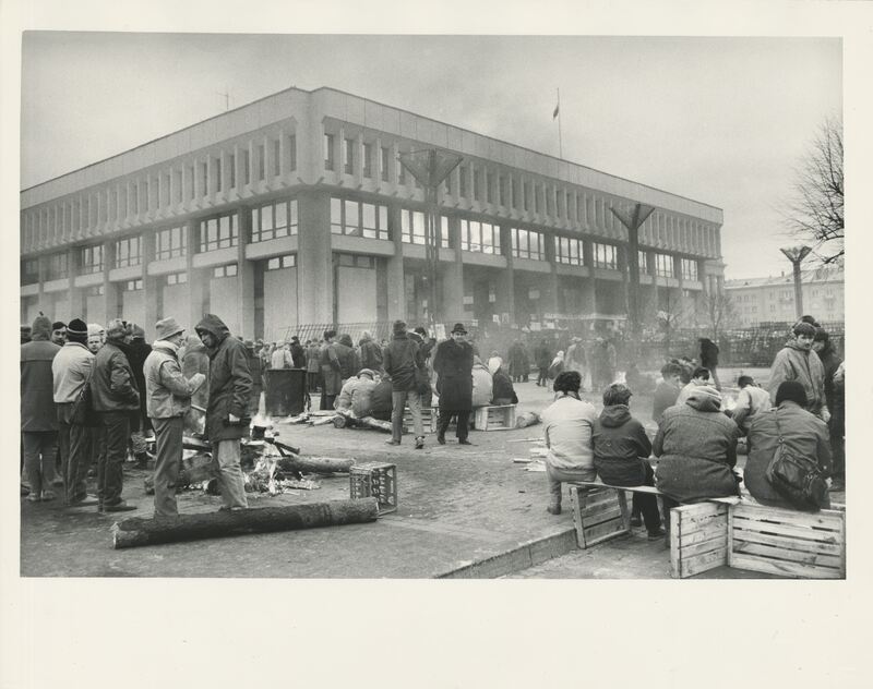 Prie Aukščiausiosios Tarybos rūmų. Po 1991 sausio 13-osios nakties. — Alvydas Lukys. LIMIS. CC BY-NC-ND. https://www.limis.lt/valuables/e/365036708/705034124?searchId=80881722