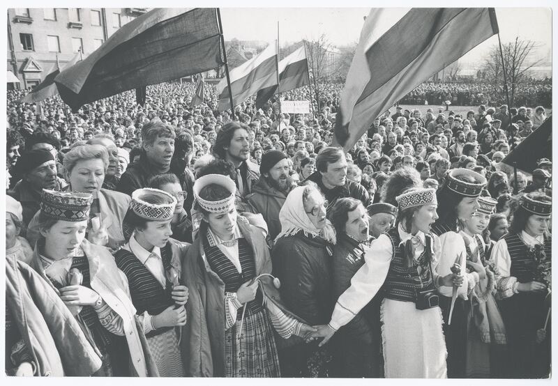 1990 m. kovo 11 d. Iš rinkinio "Sąjūdis" — Zenonas Nekrosius. LIMIS. CC BY-NC-ND. https://www.limis.lt/valuables/e/365036708/408428793?searchId=30346309