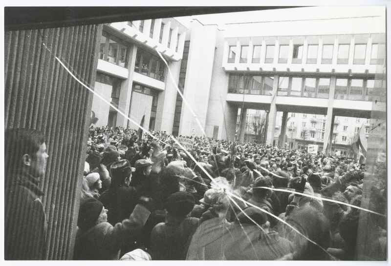 Žmonės saugo parlamentą. Iš rinkinio "Sąjūdis" — Zenonas Nekrosius. LIMIS. CC BY-NC-ND. https://www.limis.lt/valuables/e/365036708/408765218?searchId=34716441