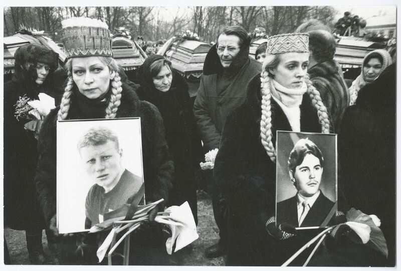 Žuvusių Sausio 13-ąją laidotuvės. Iš rinkinio "Sąjūdis" — Zenonas Nekrosius. LIMIS. CC BY-NC-ND. https://www.limis.lt/valuables/e/365036708/408785752?searchId=34673366