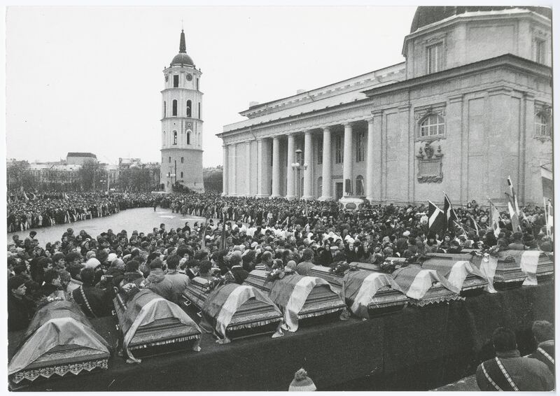 Žuvusių Sausio 13-ąją laidotuvės. Iš rinkinio "Sąjūdis" — Zenonas Nekrosius. LIMIS. CC BY-NC-ND. https://www.limis.lt/valuables/e/365036708/408792391?searchId=34673366