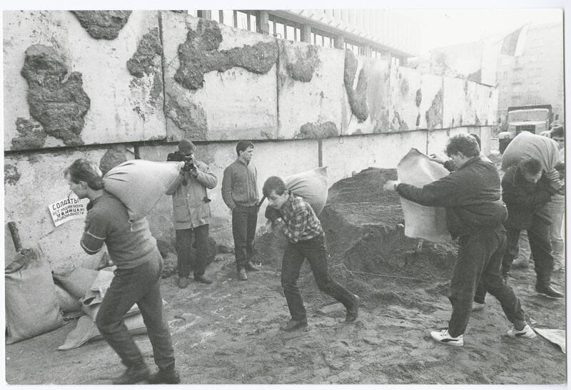 Barikados. Iš rinkinio "Sąjūdis" — Zenonas Nekrosius. LIMIS. CC BY-NC-ND. https://www.limis.lt/valuables/e/365036708/409240957?searchId=83230247