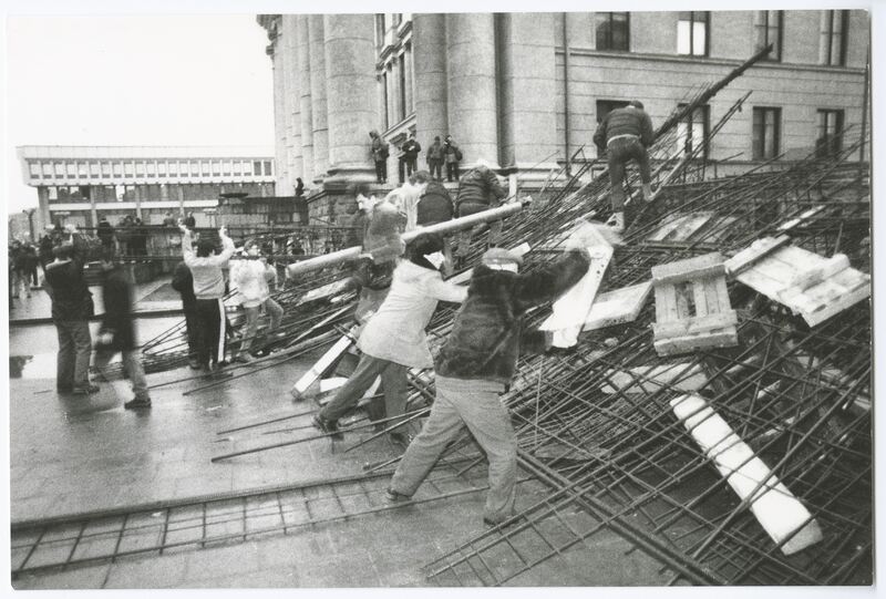 Barikados. Iš rinkinio "Sąjūdis" — Zenonas Nekrosius. LIMIS. CC BY-NC-ND. https://www.limis.lt/valuables/e/365036708/409284899?searchId=83230247