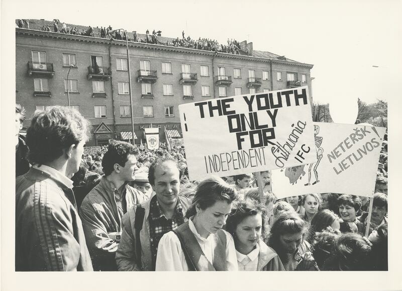 Studentų mitingas. Iš rinkinio "Sąjūdis" — Zenonas Nekrosius. LIMIS. CC BY-NC-ND. https://www.limis.lt/valuables/e/365036708/435070696?searchId=31368244