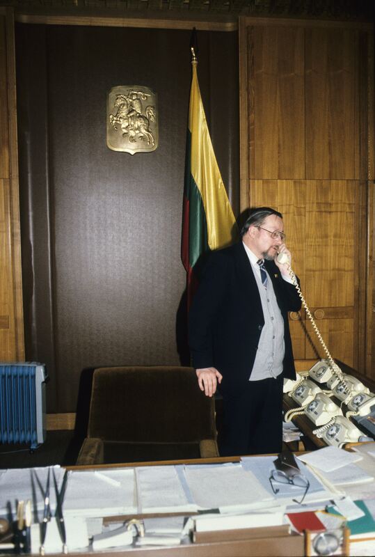 V. Landsbergis. Aukščiausioji Taryba — Romualdas Pozerskis, LIMIS. CC BY-NC-ND. https://www.limis.lt/valuables/e/365036708/404430233?searchId=10201203