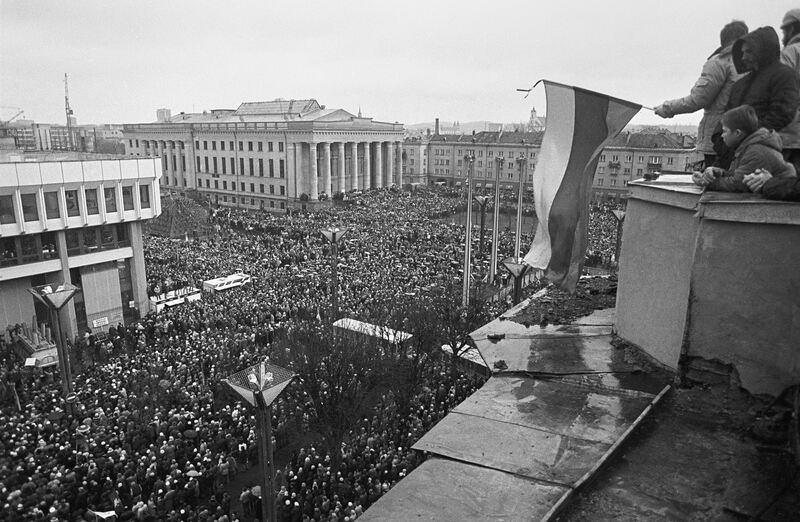 Sausio 13-osios rytas prie Lietuvos parlamento — Romualdas Pozerskis, LIMIS. CC BY-NC-ND. https://www.limis.lt/valuables/e/365036708/407931033?searchId=65375865