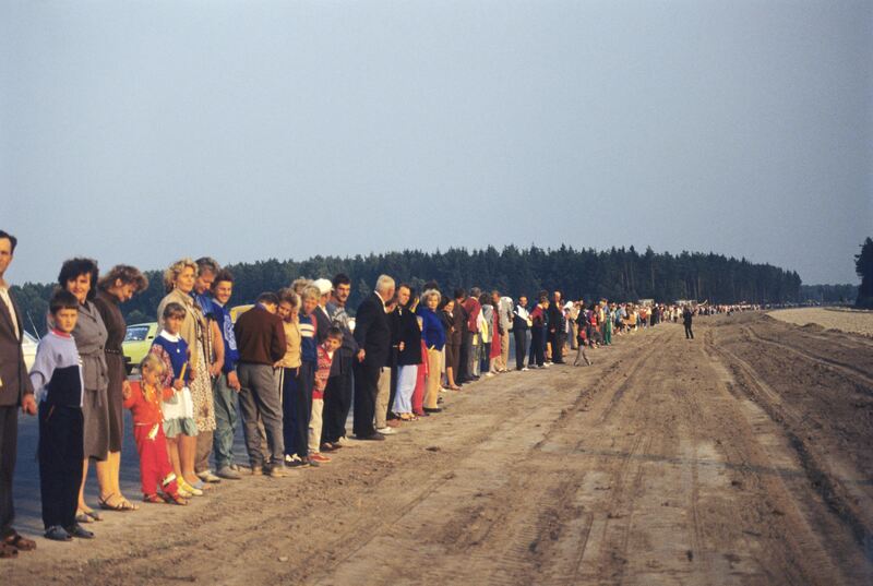 Baltijos kelias. Ukmergė – Panevėžys, ties Šilais — Romualdas Pozerskis, LIMIS. CC BY-NC-ND. https://www.limis.lt/valuables/e/365036708/400213231?searchId=97909365